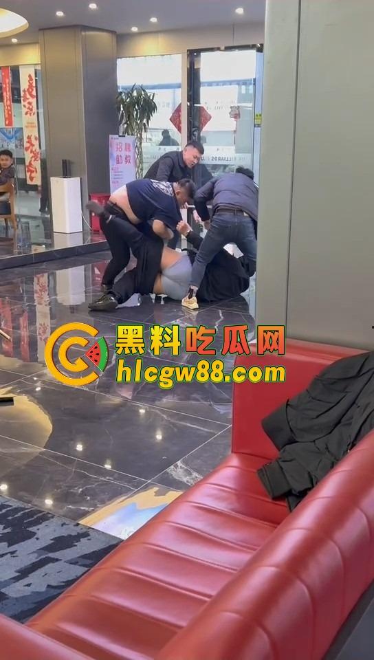 石家庄台球厅惊现羞耻格斗，3个小壮年打架上头 不光揍人 还直接扒裤子 多少有点冒昧了吧？-4