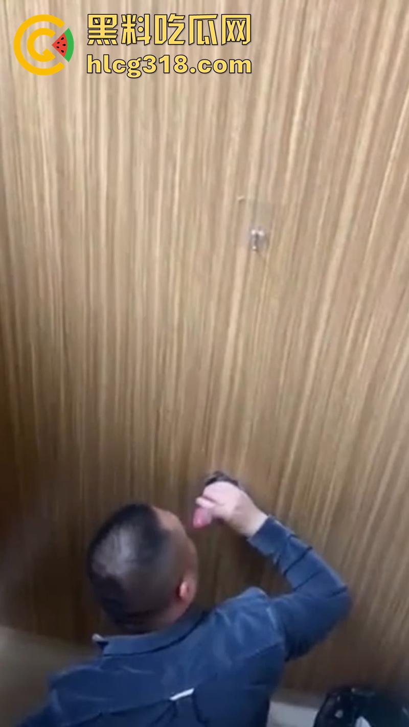 成都男同墙洞吃鸡，约炮见屌不见人，深入鸟洞疯狂吮吸，也不怕来个快乐牌刀片！-5