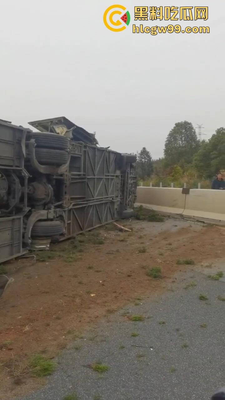 新余大巴司机分心玩脱，护栏拦不住，整车翻个底朝天，乘客经历现实版速度与激情！-9