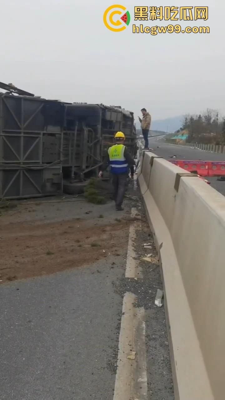 新余大巴司机分心玩脱，护栏拦不住，整车翻个底朝天，乘客经历现实版速度与激情！-10