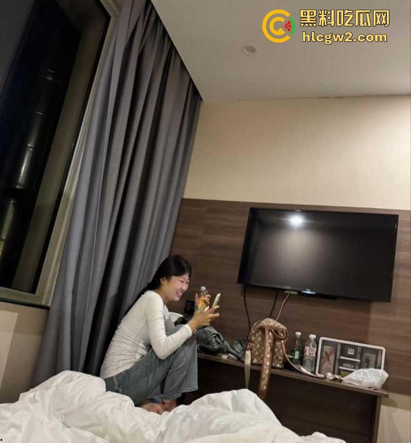 山东济宁学院【张梦琪】一女vs多男被男友发现 当众曝光多段聊骚记录 公交车也不过如此-11