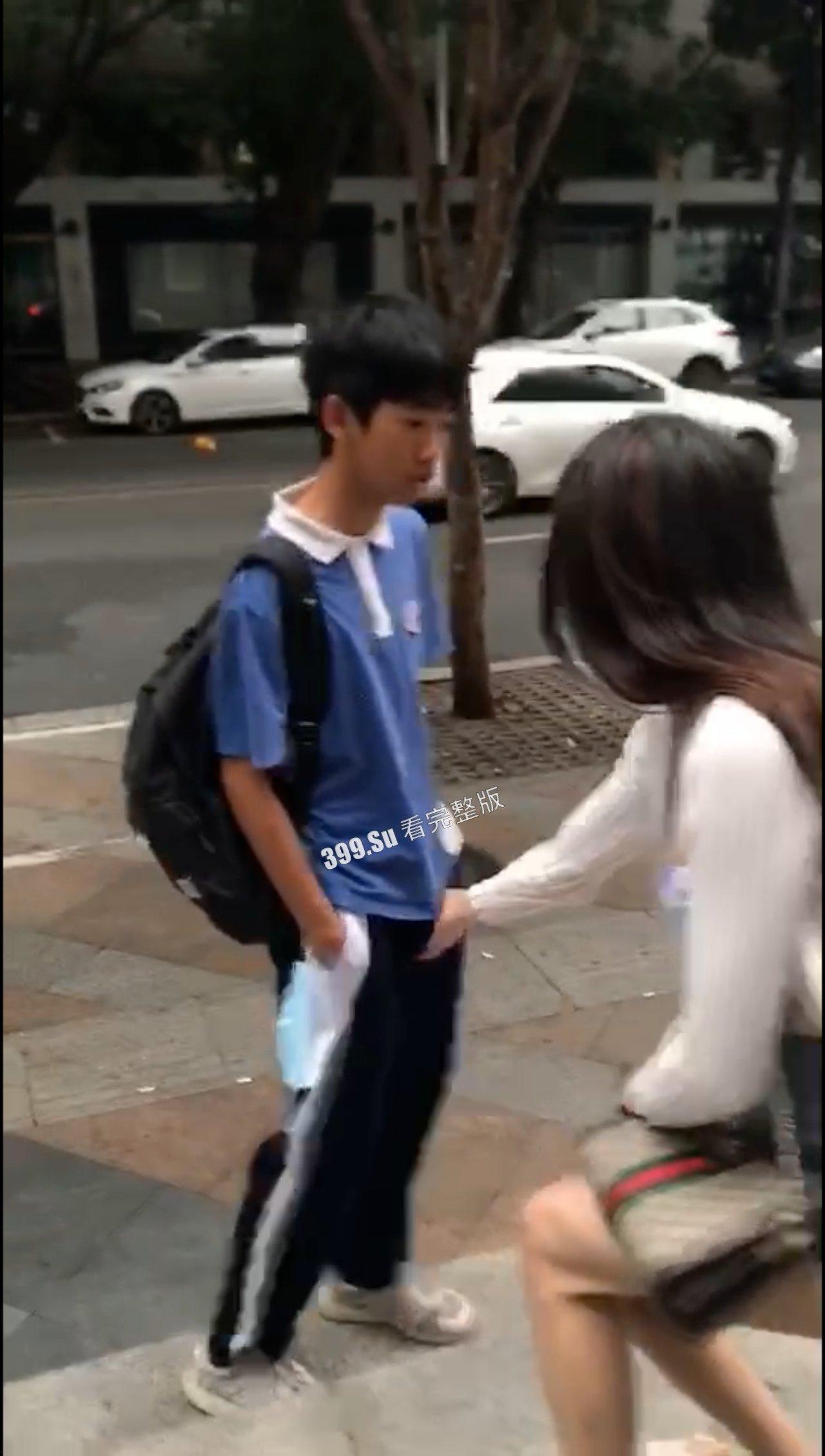 变态 往往拥有一颗大心脏  路上遇到中学生 诱骗对方脱鞋舔她脚（二）-8