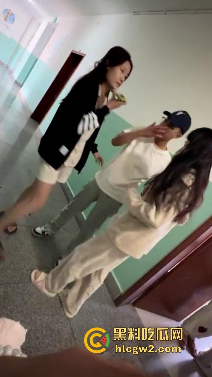 山东济宁学院【张梦琪】一女vs多男被男友发现 当众曝光多段聊骚记录 公交车也不过如此-17