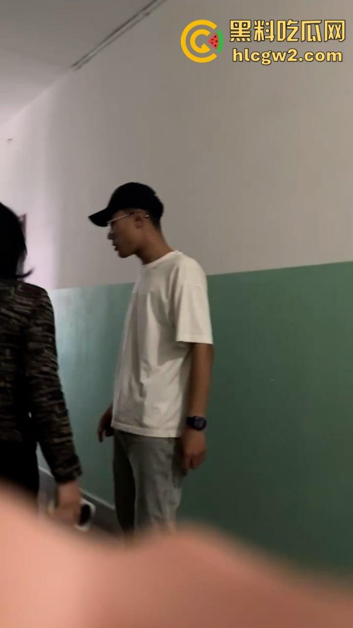 山东济宁学院【张梦琪】一女vs多男被男友发现 当众曝光多段聊骚记录 公交车也不过如此-21