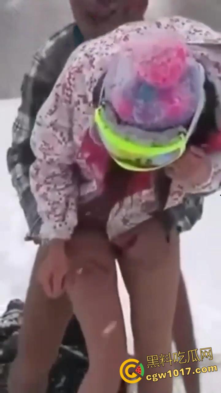 户外野战天花板，超雄情侣大冬天雪地激情做爱，还不忘变换各种姿势，这是真不怕冷啊！-7