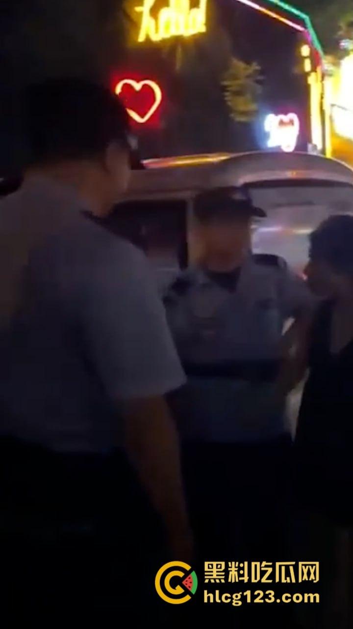 一山不容二母！女子当街手撕渣男和小三 狂扇耳光围观群众都说打得好-1