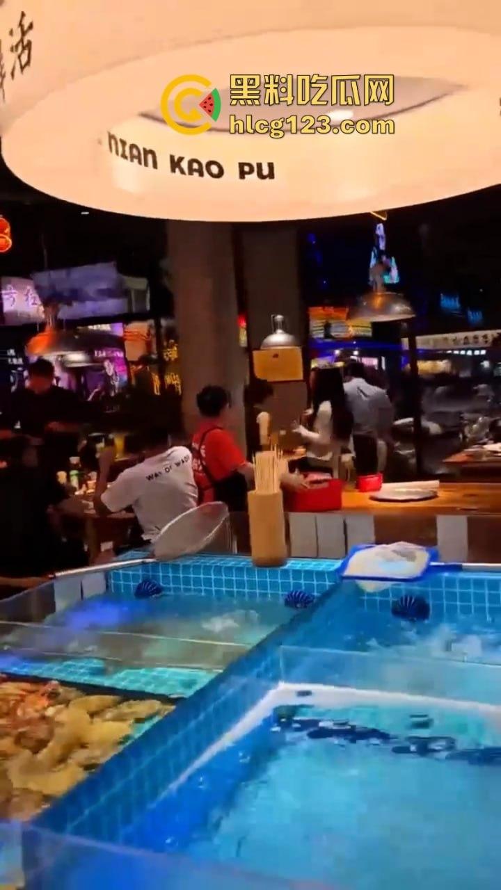 一山不容二母！女子当街手撕渣男和小三 狂扇耳光围观群众都说打得好-3