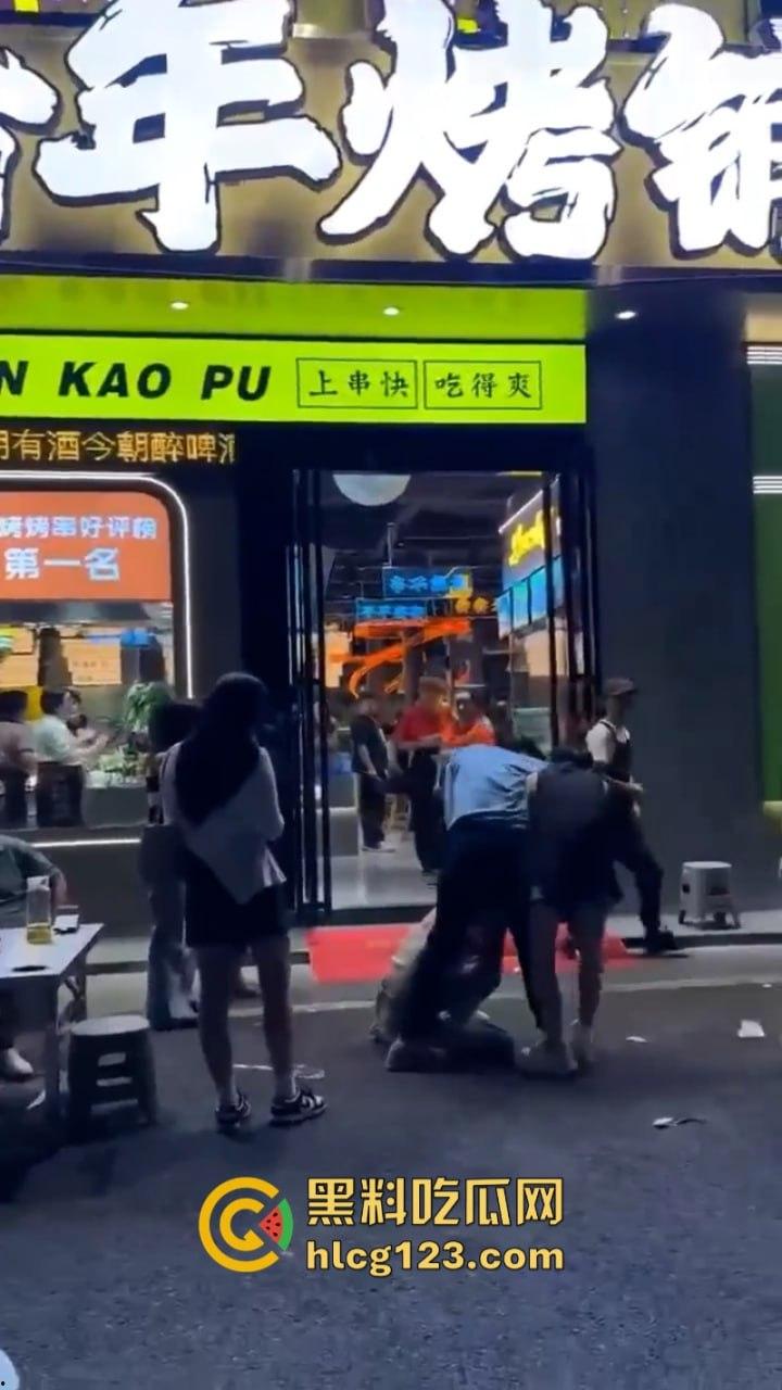 一山不容二母！女子当街手撕渣男和小三 狂扇耳光围观群众都说打得好-6