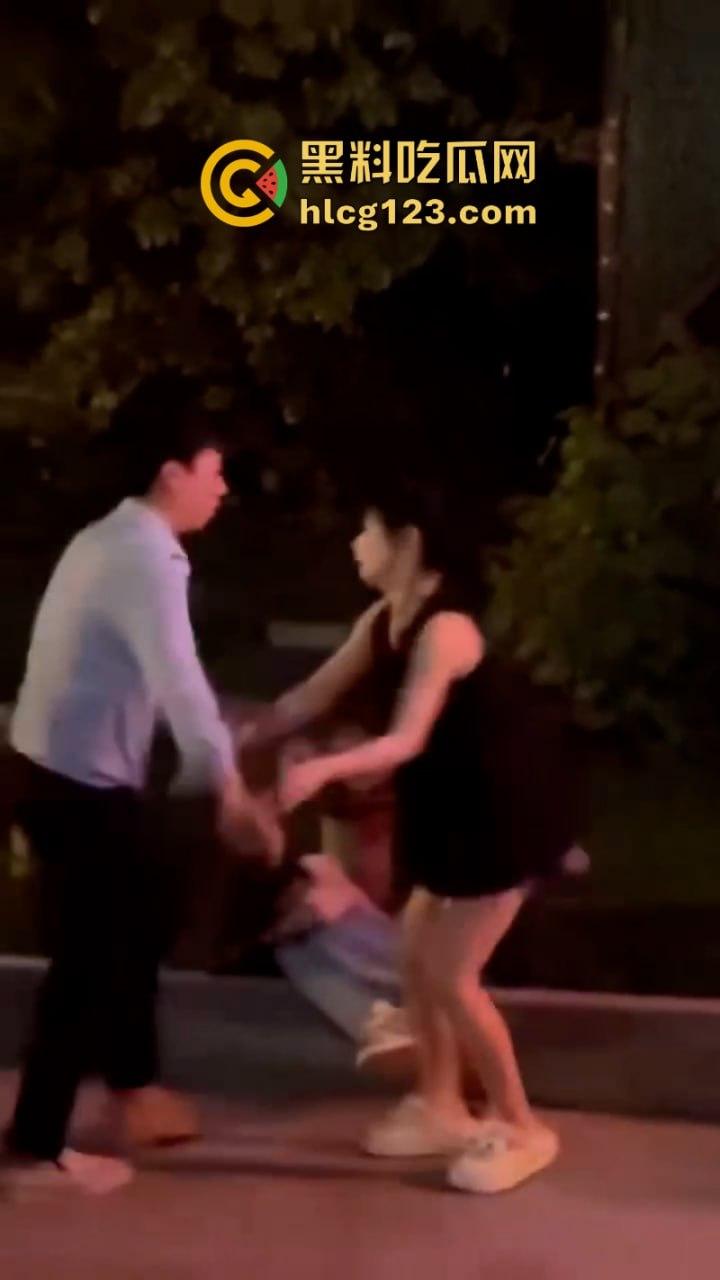 一山不容二母！女子当街手撕渣男和小三 狂扇耳光围观群众都说打得好-7