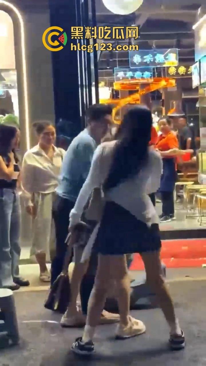 一山不容二母！女子当街手撕渣男和小三 狂扇耳光围观群众都说打得好-10