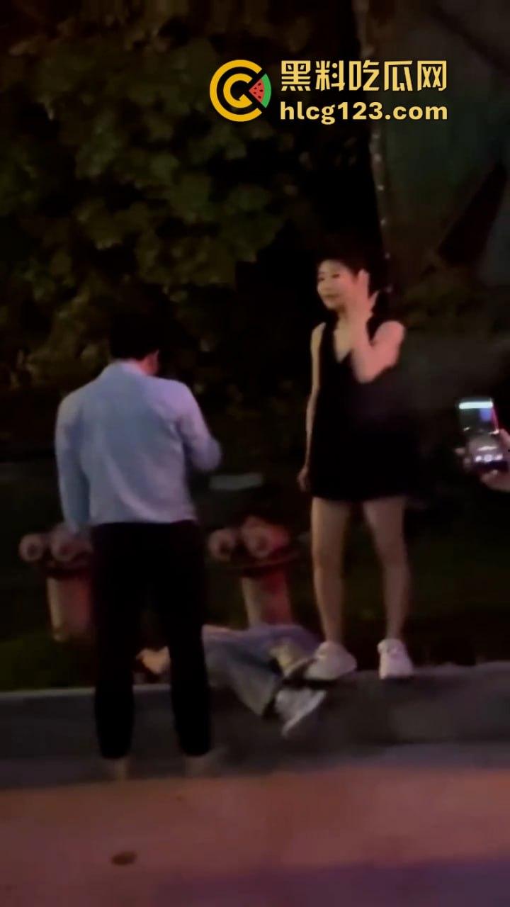 一山不容二母！女子当街手撕渣男和小三 狂扇耳光围观群众都说打得好-11