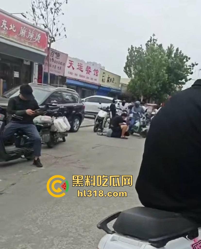 街头小伙斗殴秒变袭警大片，劫持路人当人质，被辣椒水伺候，嚣张得像犯罪片男主！-1