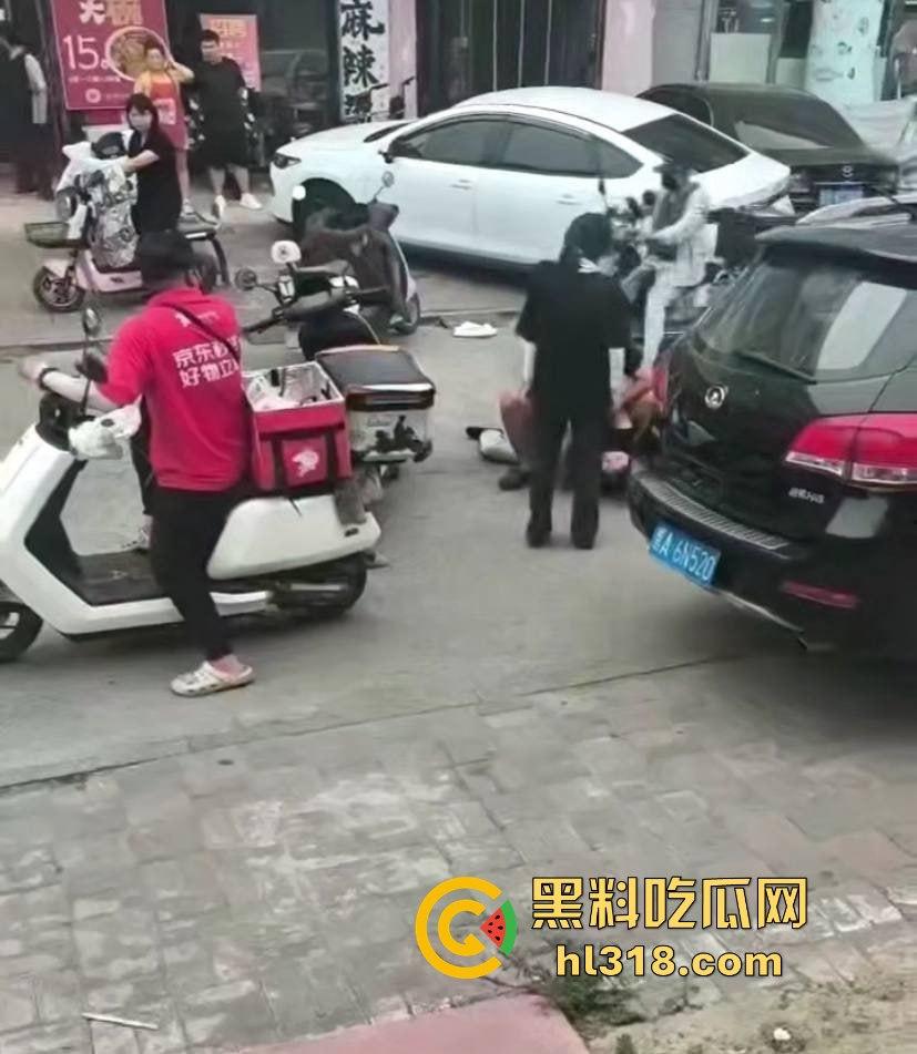 街头小伙斗殴秒变袭警大片，劫持路人当人质，被辣椒水伺候，嚣张得像犯罪片男主！-2