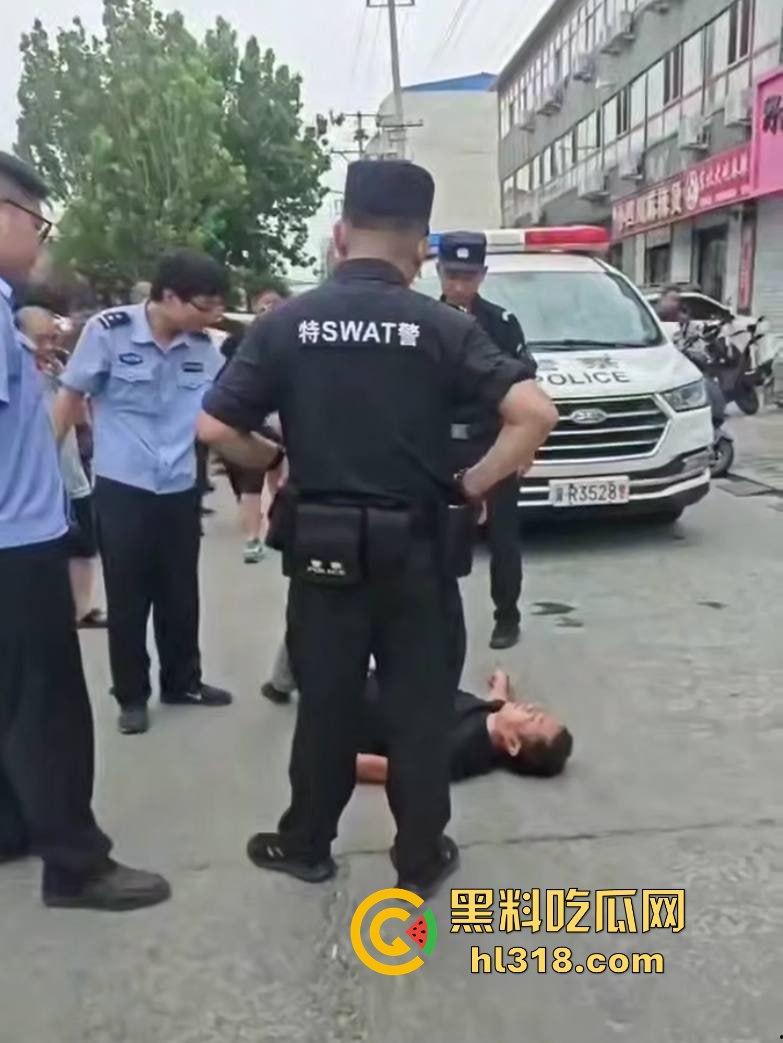 街头小伙斗殴秒变袭警大片，劫持路人当人质，被辣椒水伺候，嚣张得像犯罪片男主！-3