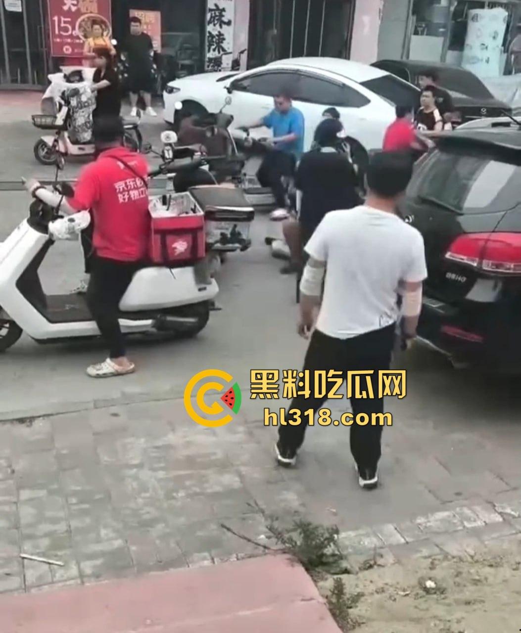 街头小伙斗殴秒变袭警大片，劫持路人当人质，被辣椒水伺候，嚣张得像犯罪片男主！-7
