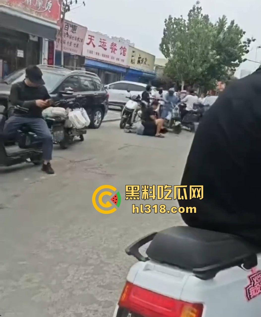 街头小伙斗殴秒变袭警大片，劫持路人当人质，被辣椒水伺候，嚣张得像犯罪片男主！-8