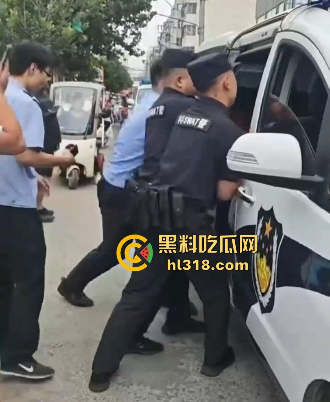 街头小伙斗殴秒变袭警大片，劫持路人当人质，被辣椒水伺候，嚣张得像犯罪片男主！-10