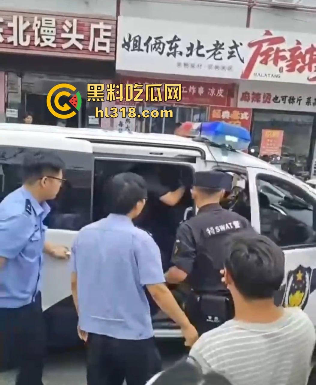 街头小伙斗殴秒变袭警大片，劫持路人当人质，被辣椒水伺候，嚣张得像犯罪片男主！-11