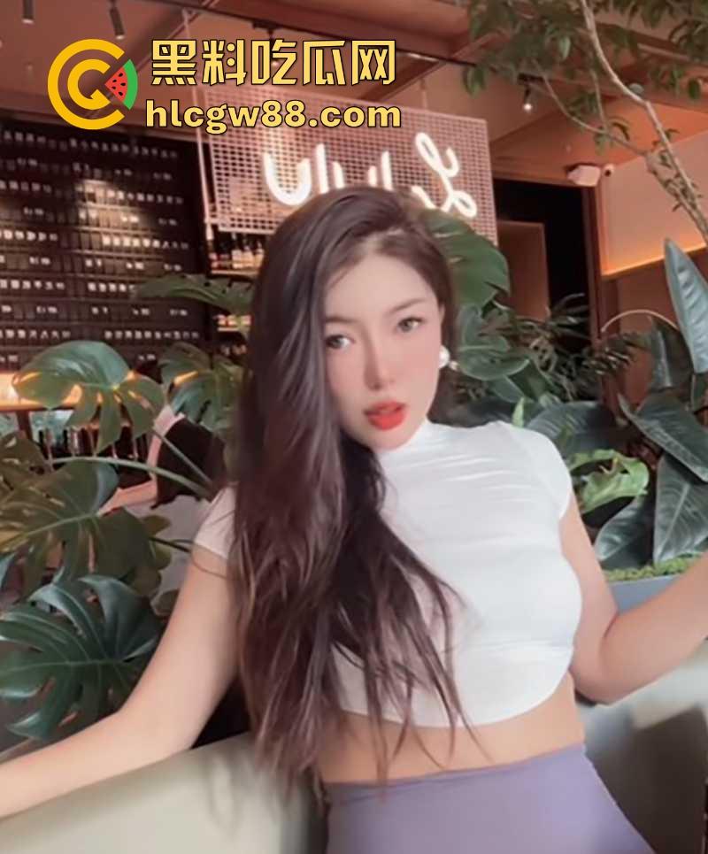 抖音网红【亦妍姐姐】极品尤物自慰视频曝光！黑丝御姐劈腿狂抠骚穴 戴狗链扭骚臀狂喷淫水。-2