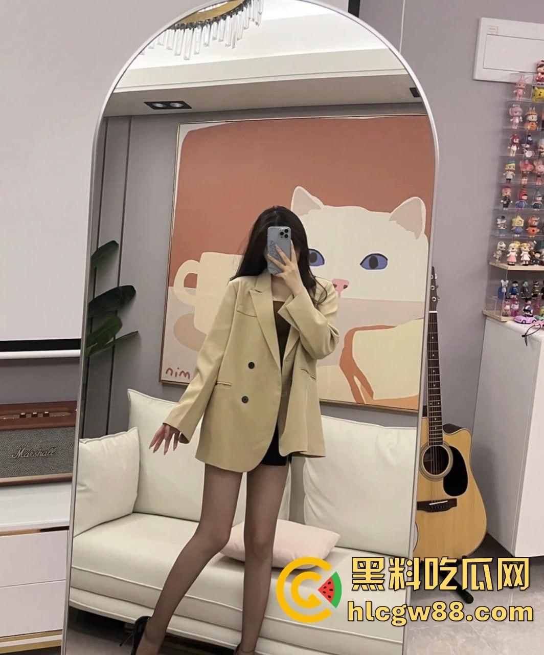 广州顶级骚货【沫沫】酒店开淫趴，华伦天奴高跟黑丝勾魂，嫩逼塞满精液流一地，绿帽男友看戏！-3