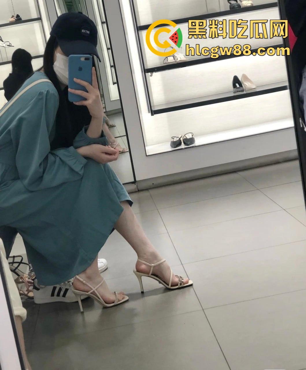 广州顶级骚货【沫沫】酒店开淫趴，华伦天奴高跟黑丝勾魂，嫩逼塞满精液流一地，绿帽男友看戏！-5