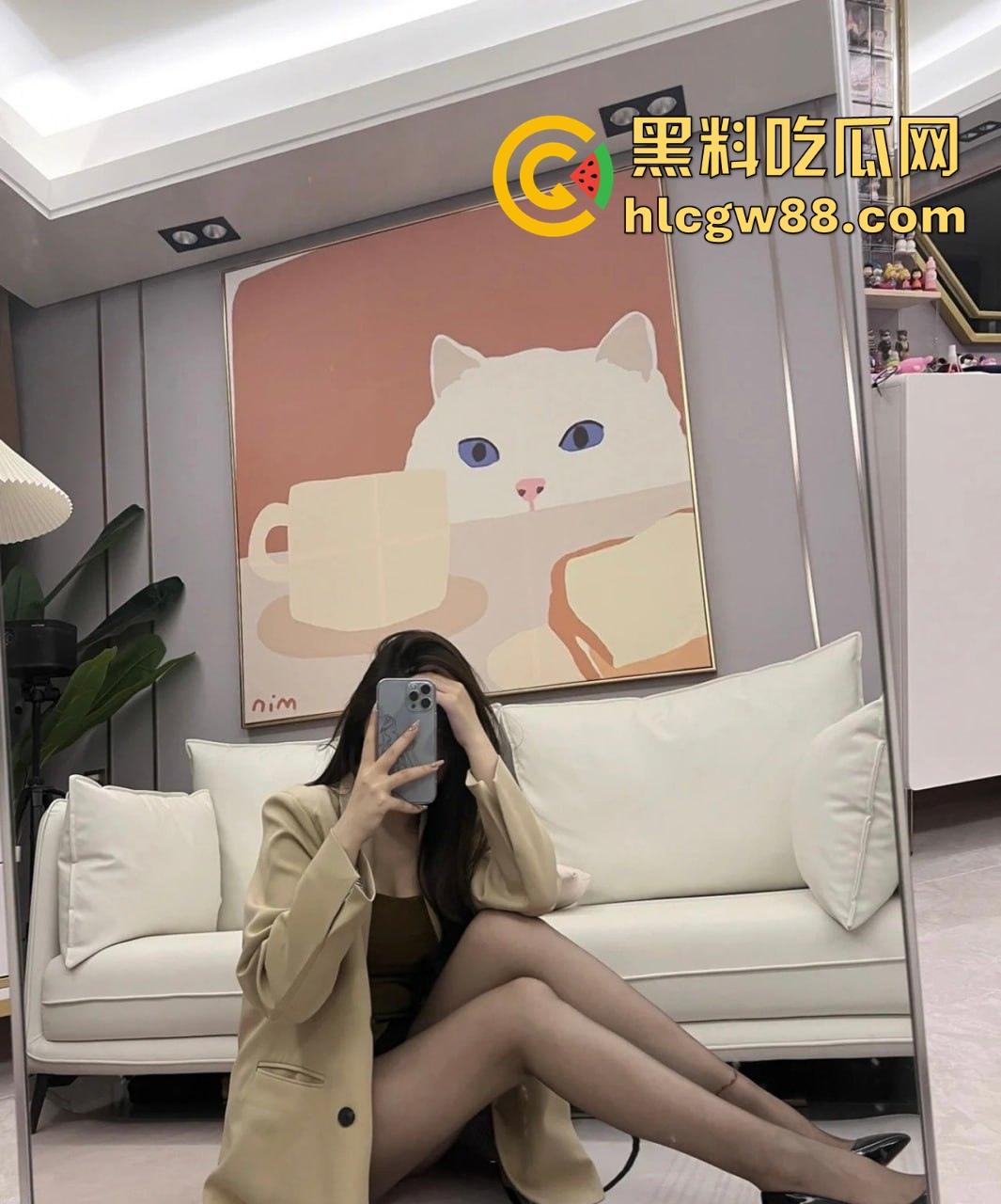 广州顶级骚货【沫沫】酒店开淫趴，华伦天奴高跟黑丝勾魂，嫩逼塞满精液流一地，绿帽男友看戏！-9