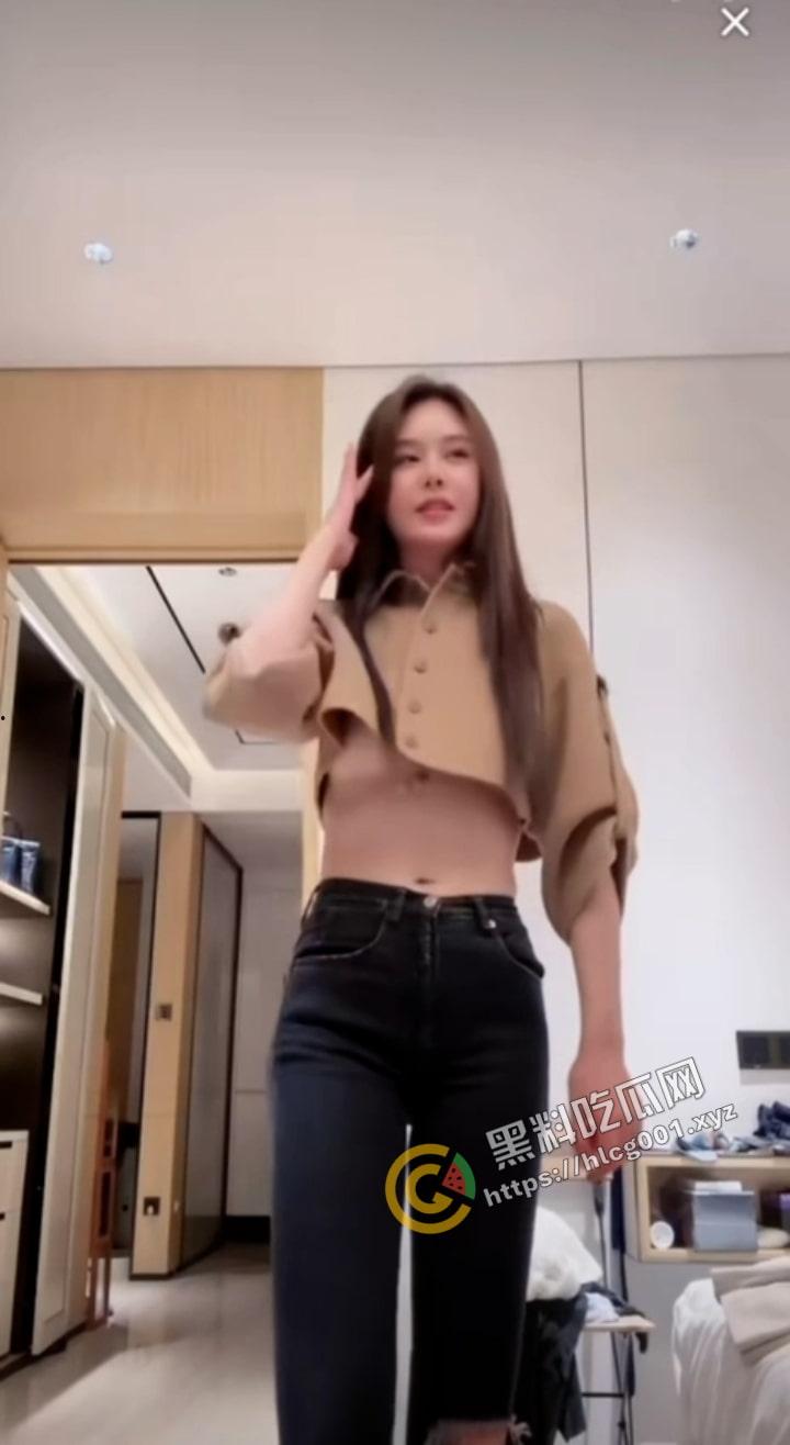 电影《追龙2》女主角【邱意浓】抖音直播擦边球，真空模仿张元英扭胯，大奶子是真不小啊！-5