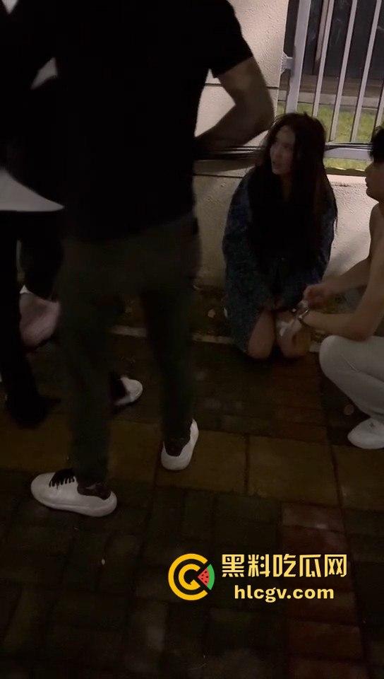 广西精神小妹霸凌两小仙女！暴露男友位置惹祸，小仙女被堵墙角皮带抽，场面真是狠得不行！-8