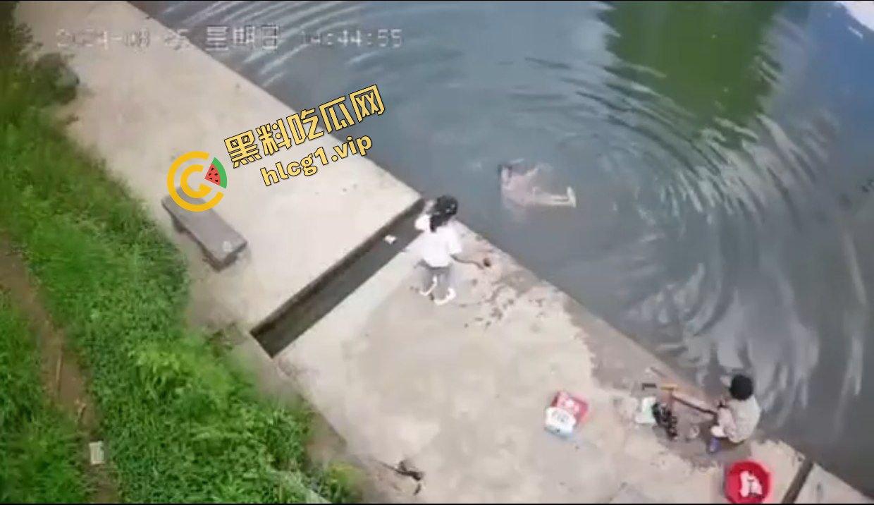 浙江儿童小女孩 与2个伙伴河边玩耍 不慎落水！4分钟后救起！-4