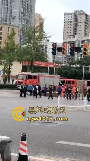 重庆巴南李家坨恒大城发生严重车祸，渣土车碰外卖小电驴，一个侧翻 将旁边的外卖小哥埋压致死，这真是鸡蛋碰石头，死无全尸啊！-1