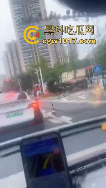 重庆巴南李家坨恒大城发生严重车祸，渣土车碰外卖小电驴，一个侧翻 将旁边的外卖小哥埋压致死，这真是鸡蛋碰石头，死无全尸啊！-2