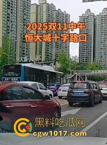 重庆巴南李家坨恒大城发生严重车祸，渣土车碰外卖小电驴，一个侧翻 将旁边的外卖小哥埋压致死，这真是鸡蛋碰石头，死无全尸啊！-7