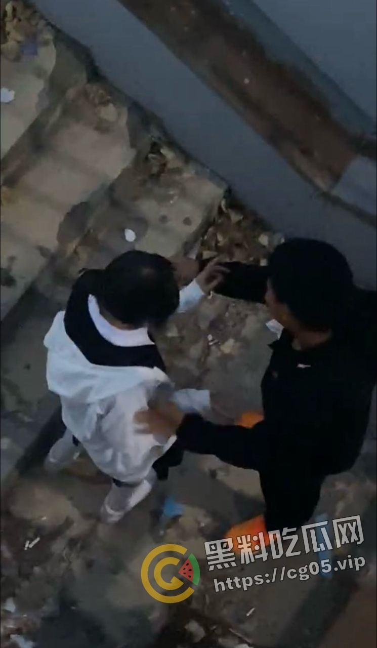 青岛海洋技师学院男女钻小胡同抠逼被偷拍！女生欲拒还迎的样子可太骚了-3