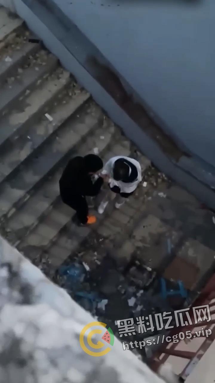 青岛海洋技师学院男女钻小胡同抠逼被偷拍！女生欲拒还迎的样子可太骚了-8