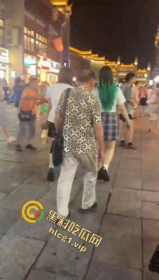 襄阳古城老爷子大庭广众下摸女孩隐私部位，还狂言摸一千个人都没人能管我！-2