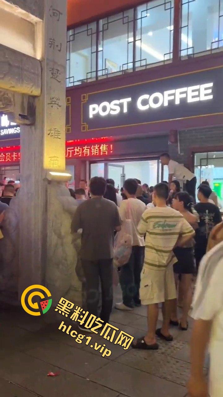 襄阳古城老爷子大庭广众下摸女孩隐私部位，还狂言摸一千个人都没人能管我！-6