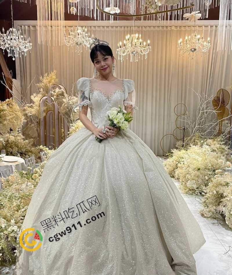 江苏无锡坐台女【陈馨阳】成功上岸后抛弃金主，与接盘侠光速闪婚，金主怒曝出性爱视频泄愤-2