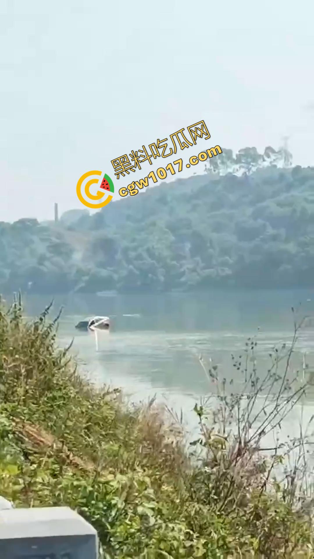 广西百色十字路口惊魂一刻：失控汽车撞飞数辆车辆，司机逃逸后坠河。8人受伤，搜救紧急展开！-7