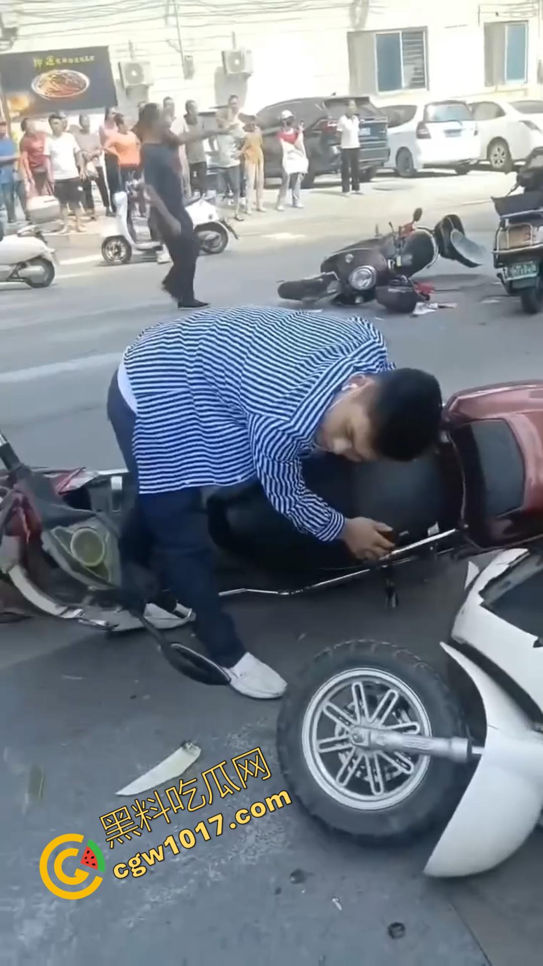 广西百色十字路口惊魂一刻：失控汽车撞飞数辆车辆，司机逃逸后坠河。8人受伤，搜救紧急展开！-8