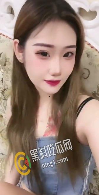 通辽师范学院极品反差婊 喜欢纹身的妹子 在学校时酷酷的 到家就变母狗 这身材一看就很耐操-6