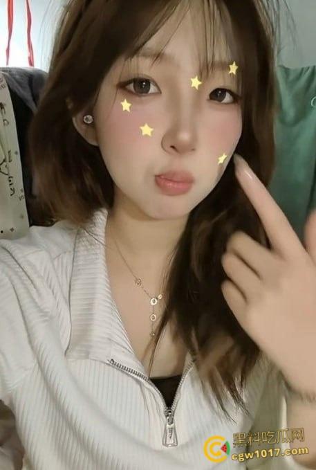 湖北大学高颜值眼镜妹【陈敏华】，与男友自拍做爱视频，深喉口交骑乘榨精，清纯少女床上淫荡至极！-1