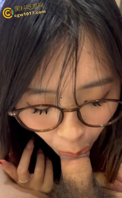 湖北大学高颜值眼镜妹【陈敏华】，与男友自拍做爱视频，深喉口交骑乘榨精，清纯少女床上淫荡至极！-4