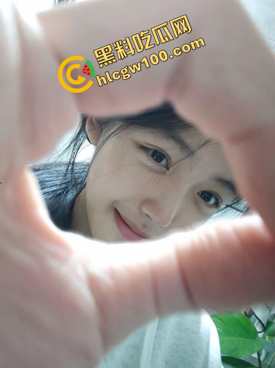 重庆三峡学院顶级清纯嫩妹反差小骚货『谭怡怡』白皙身躯全裸约炮金主 小嘴口交含龟头！独家原创曝光流出！-1