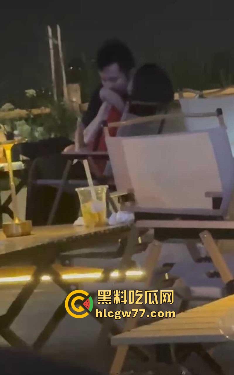 杭州小姐姐吃个宵夜 偶然拍到情侣在候餐位上扣逼 男子不带遮掩使出加藤鹰之手 两位这么饥渴的吗！-7