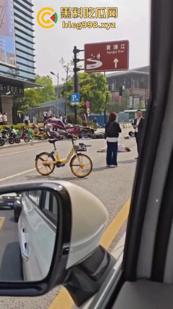 突发！人都飞出去了!上海一出租车撞上隔离石墩 驾驶员死亡!-3