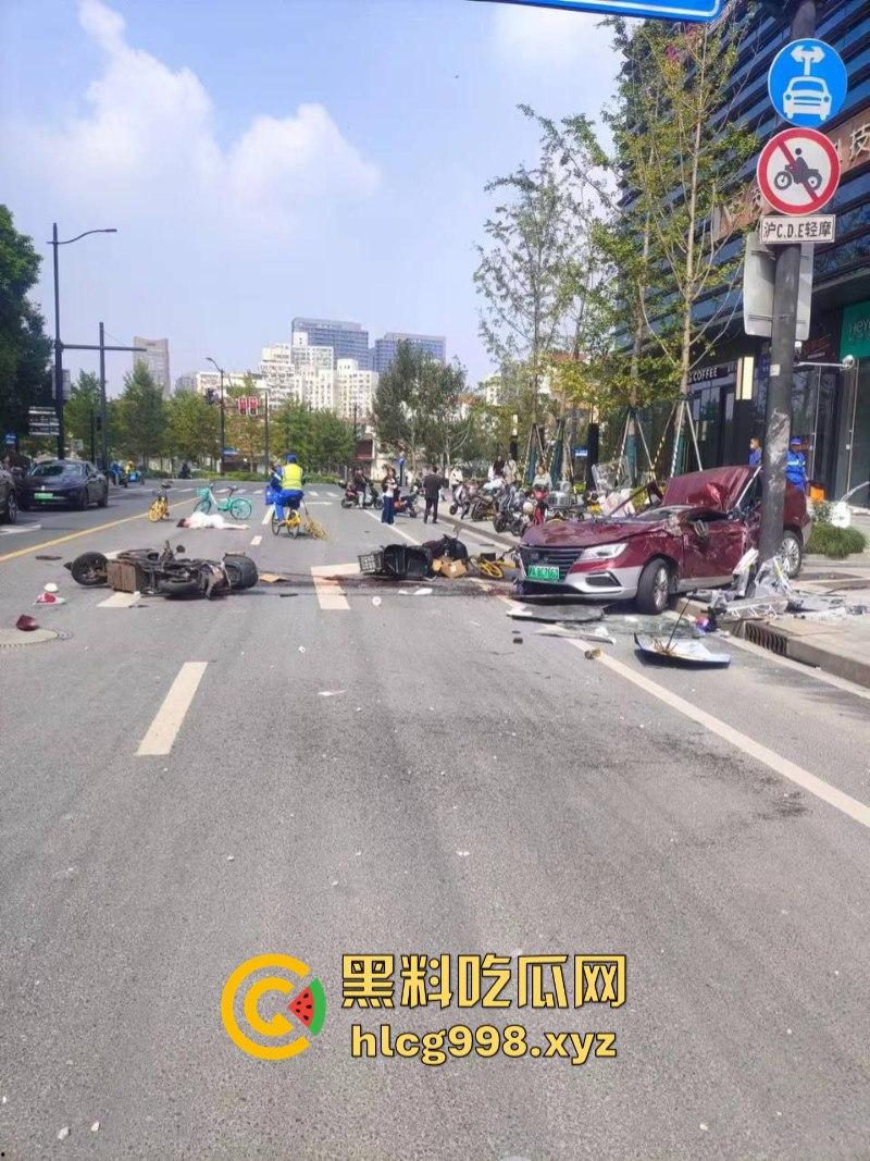 突发！人都飞出去了!上海一出租车撞上隔离石墩 驾驶员死亡!-7