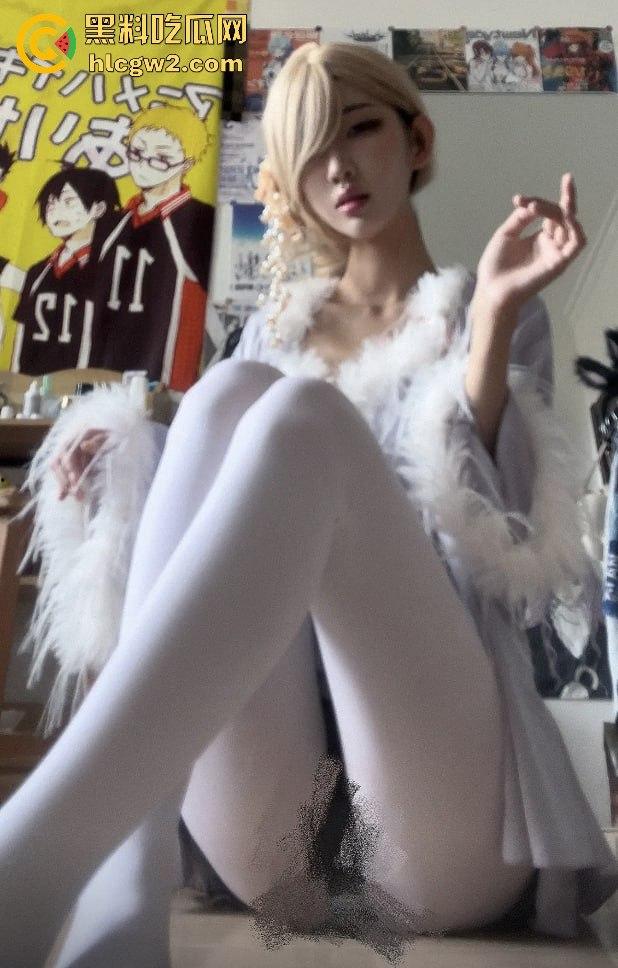 抖音40W粉反差婊网红【行简】第二弹母狗属性拉满 穿白丝露穴直播  前面刚玩出翔现在又来新骚操作！-7