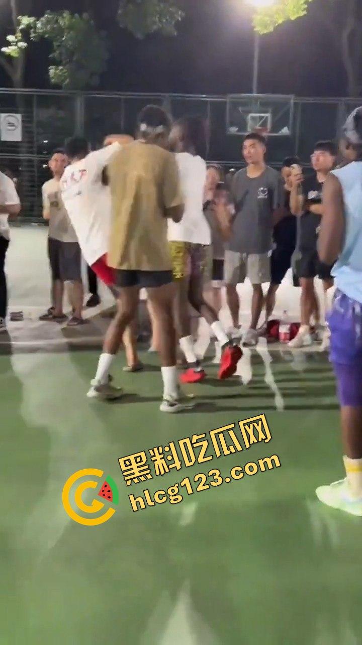 上海徐家汇公园黑人打球后动手推搡，遭中国人围堵群殴，高喊滚出中国地盘-8