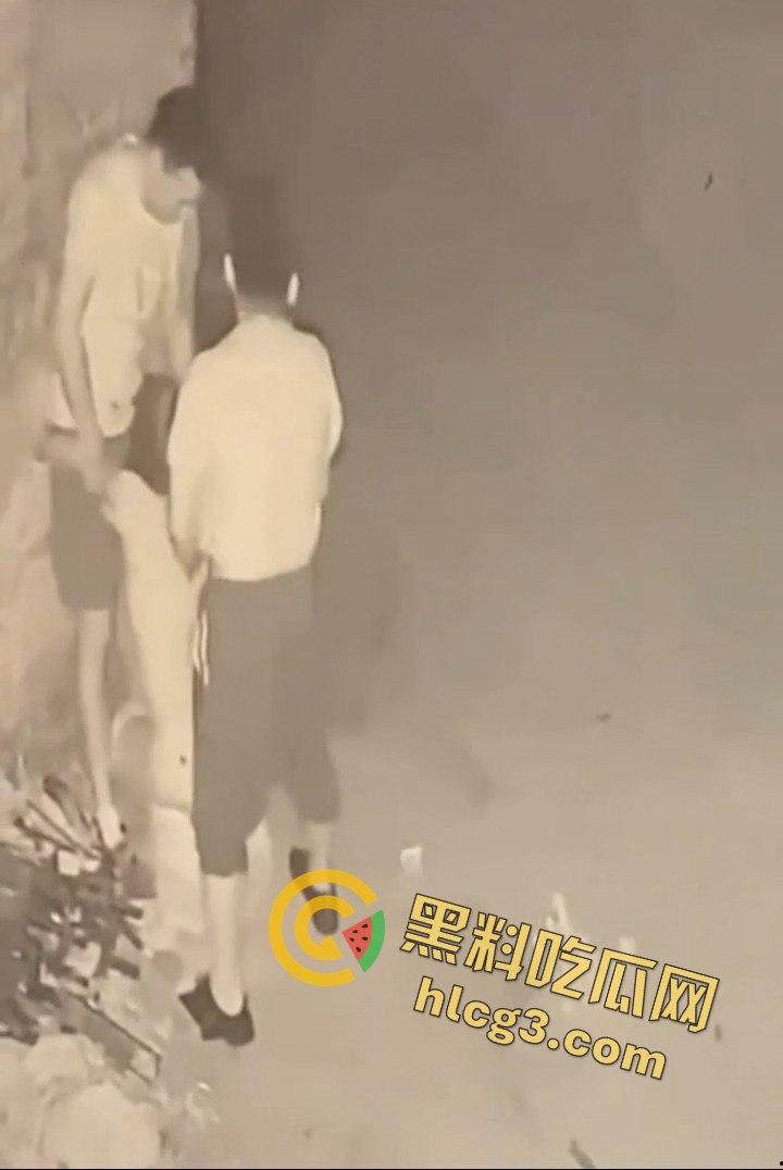 山东师范大学美女学生『薛菲』街头醉酒后被两人拉至路边强奸  被两男子插嘴后入-9