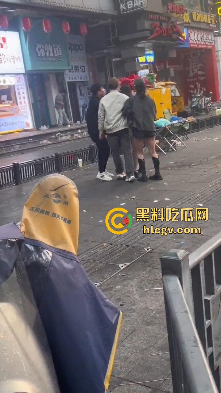 长沙黑皮蛋调戏妇女被当场抓获！以为在中国就能为所欲为，结果翻车了！-2